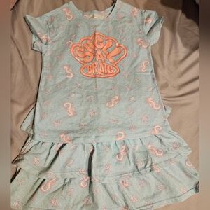 Shell a brate sea shell out fit the top is size5 the skort is size 6 barely worn